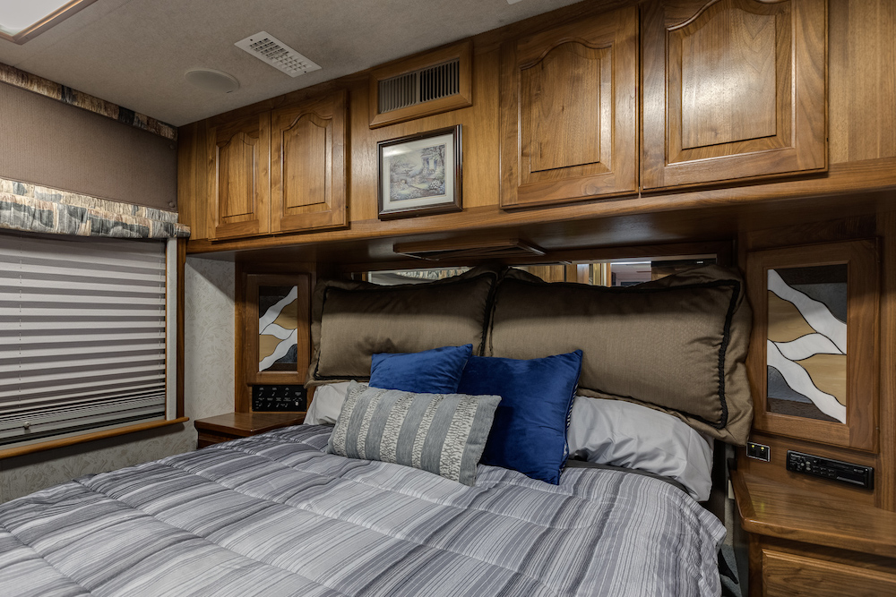 1999 Country Coach  For Sale