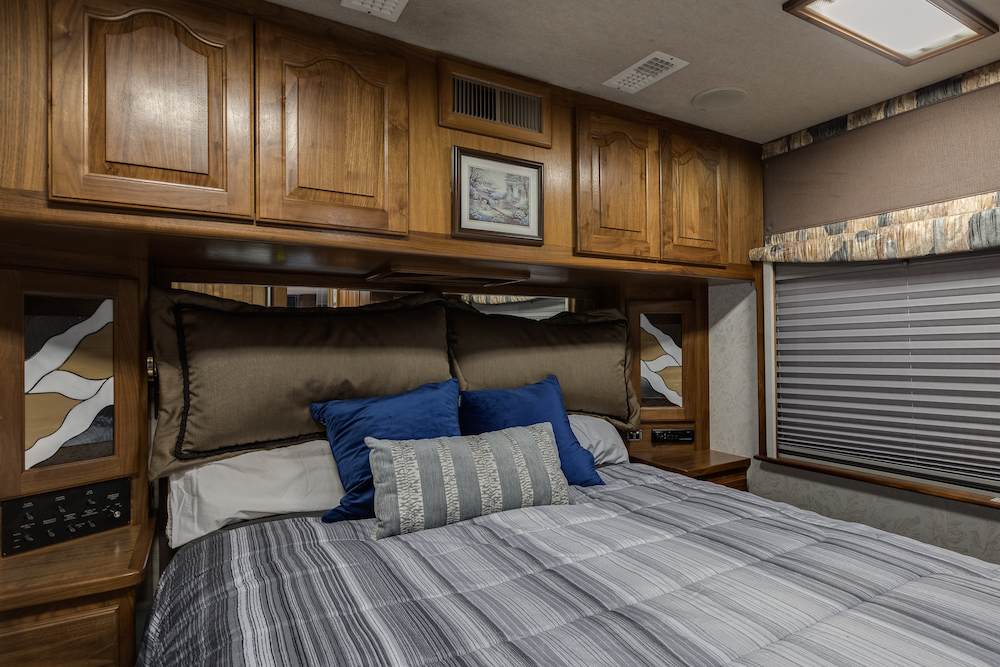 1999 Country Coach  For Sale