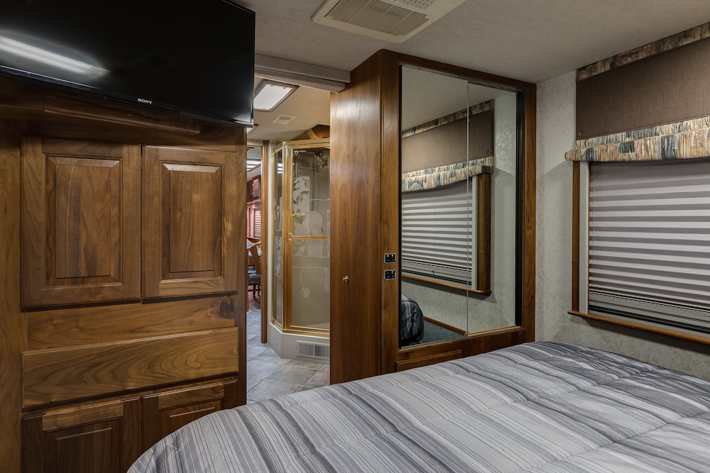 1999 Country Coach  For Sale