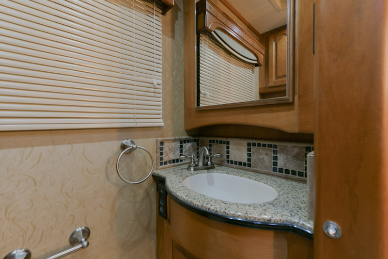 2007 Country Coach Magna For Sale