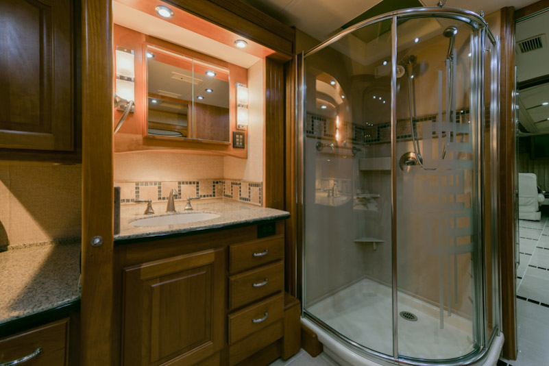 2007 Country Coach Magna For Sale