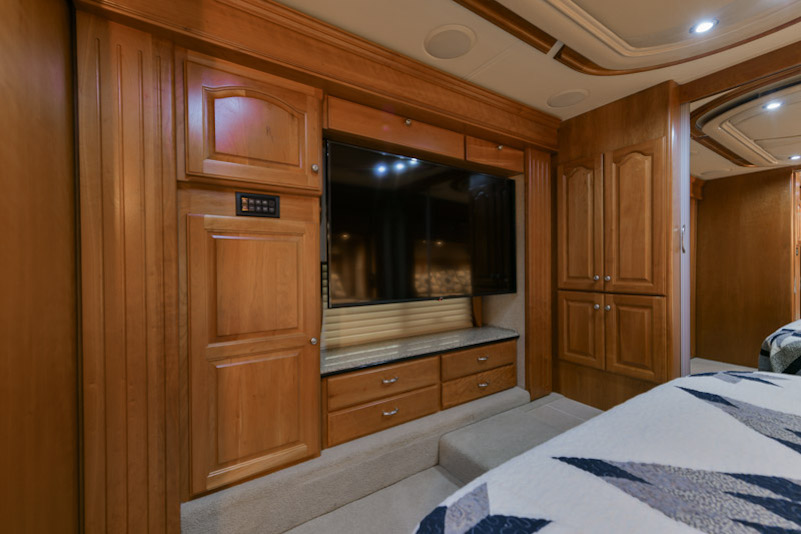 2007 Country Coach Magna For Sale