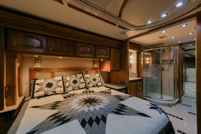2007 Country Coach Magna For Sale