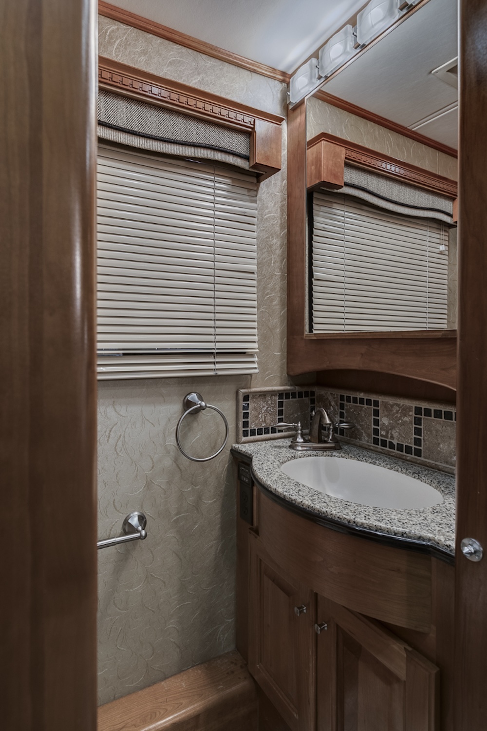 2007 Country Coach Magna For Sale