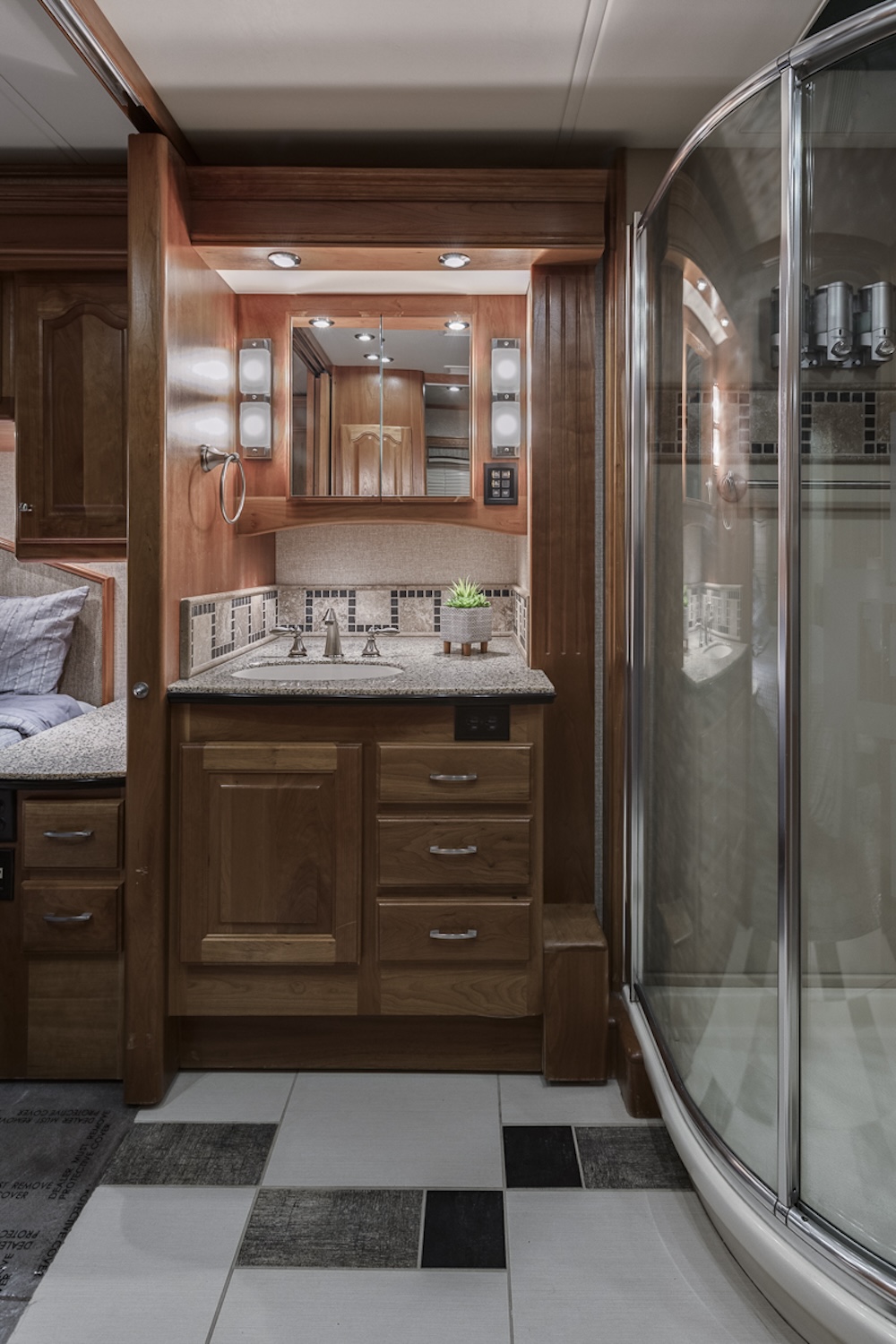 2007 Country Coach Magna For Sale