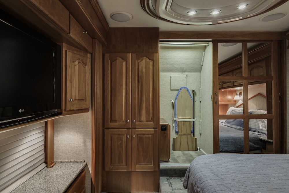 2007 Country Coach Magna For Sale