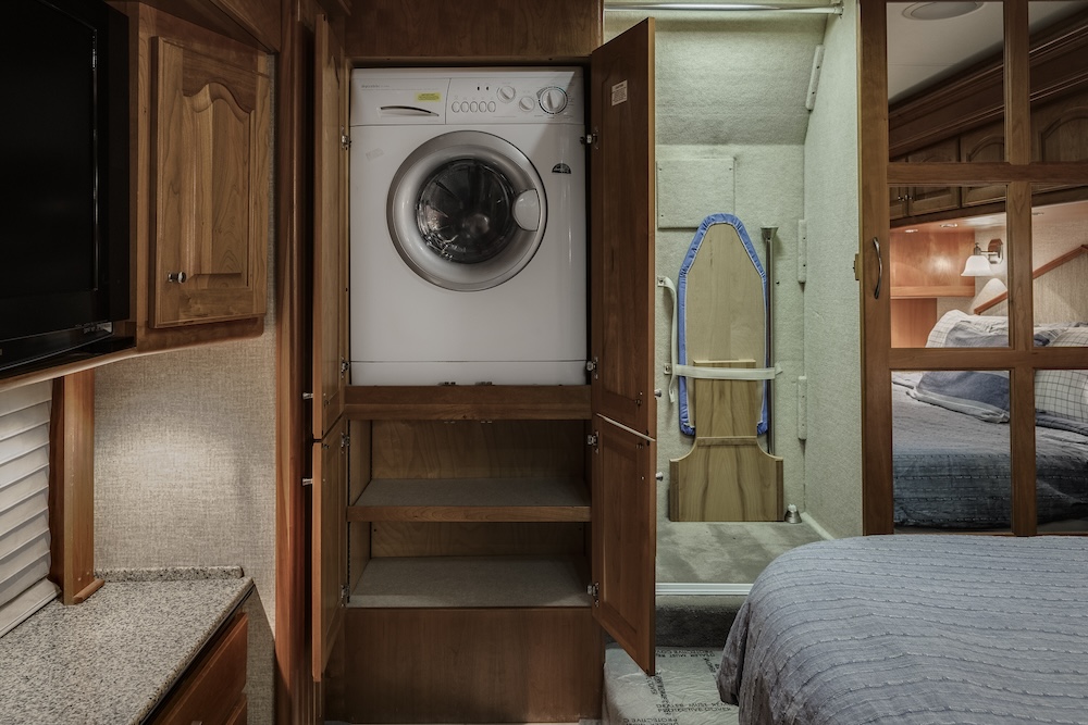 2007 Country Coach Magna For Sale