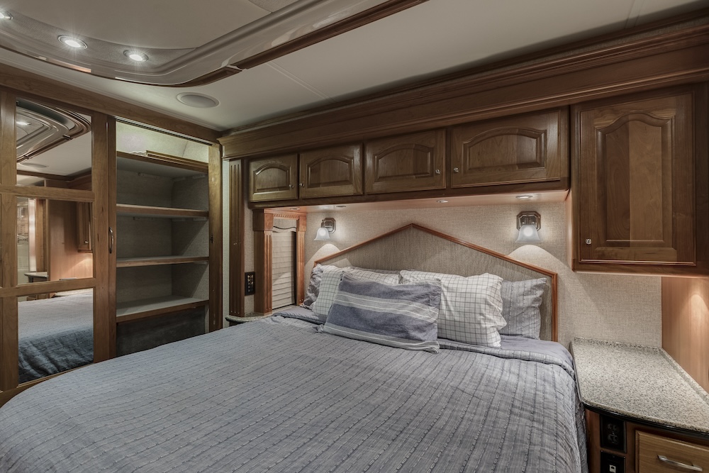 2007 Country Coach Magna For Sale