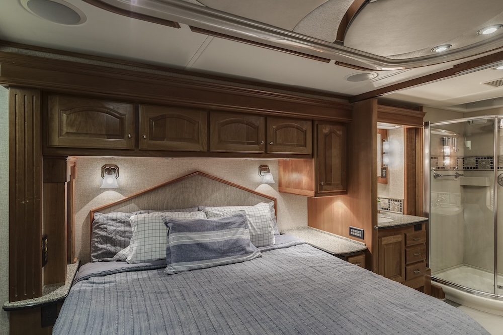 2007 Country Coach Magna For Sale