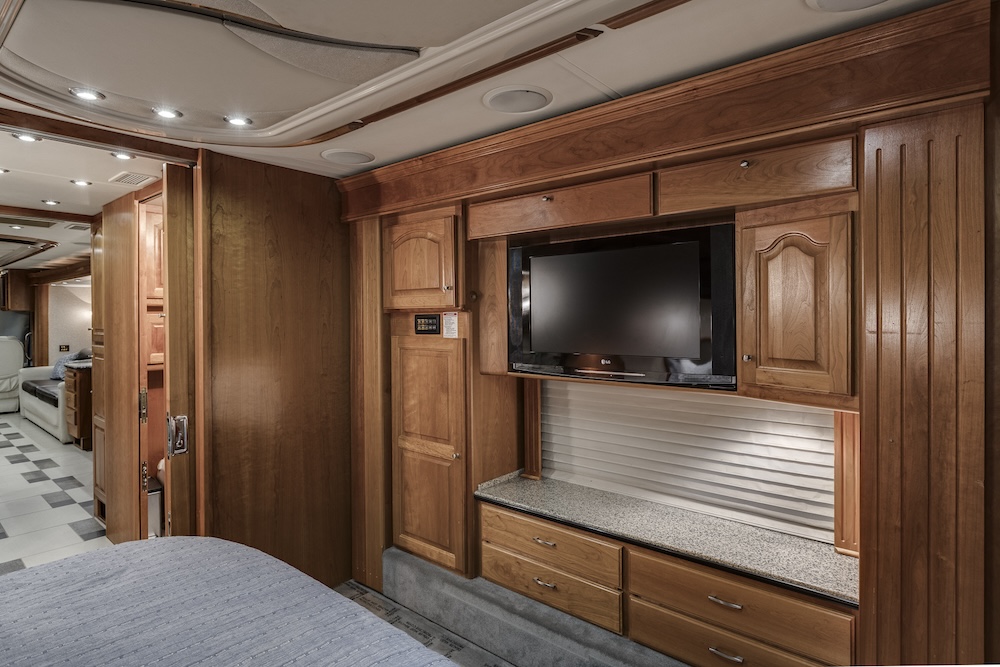 2007 Country Coach Magna For Sale