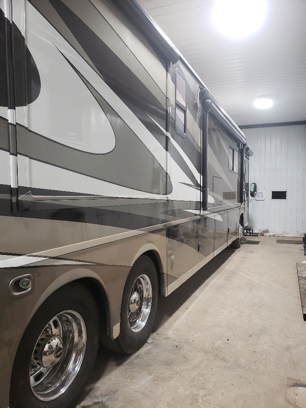 2013 Prevost Winnebago Tour For Sale