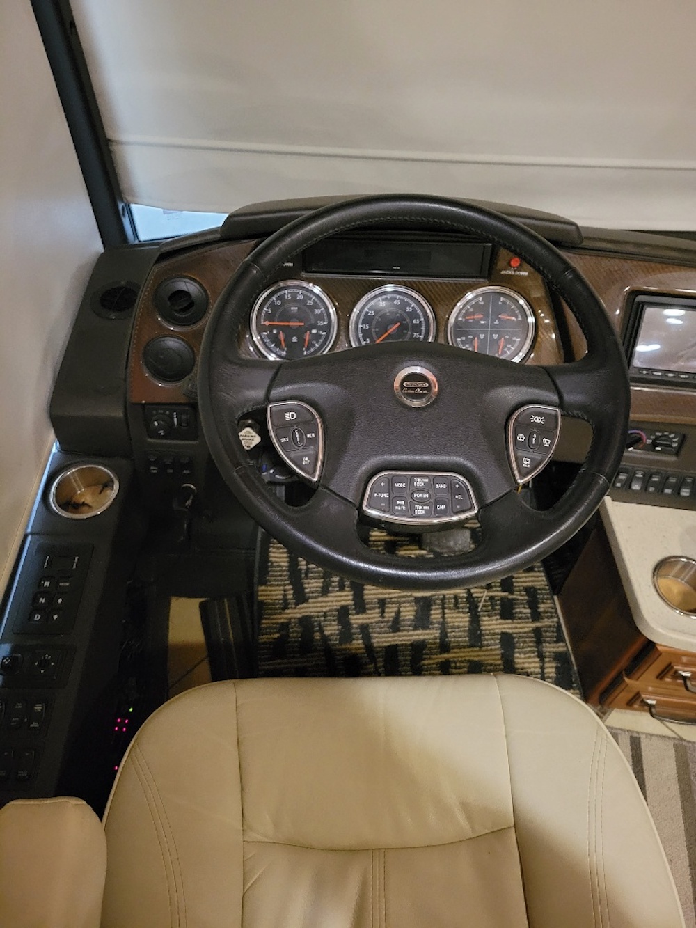 2013 Prevost Winnebago Tour For Sale