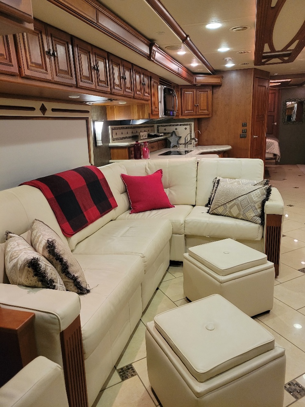 2013 Prevost Winnebago Tour For Sale