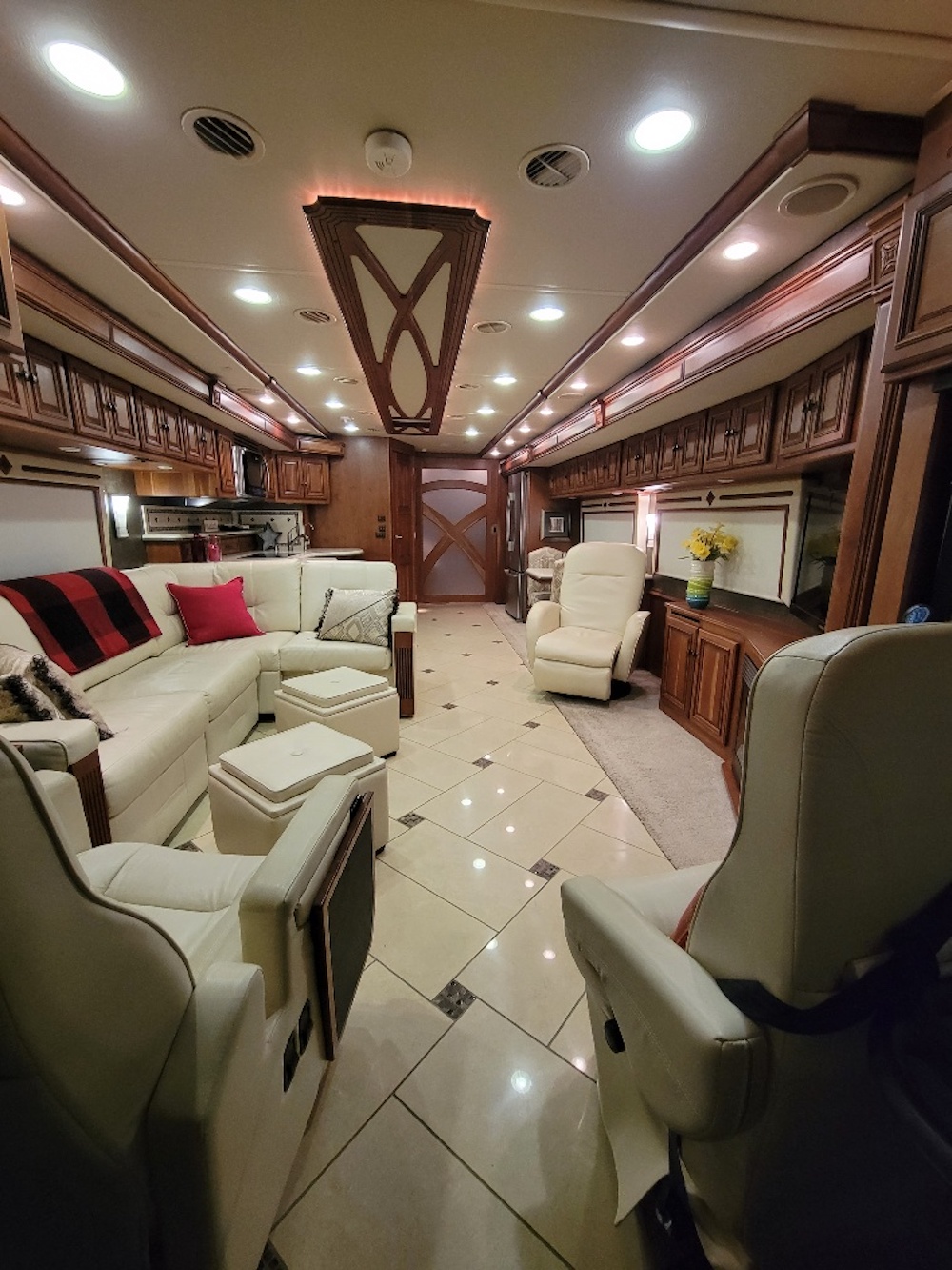 2013 Prevost Winnebago Tour For Sale