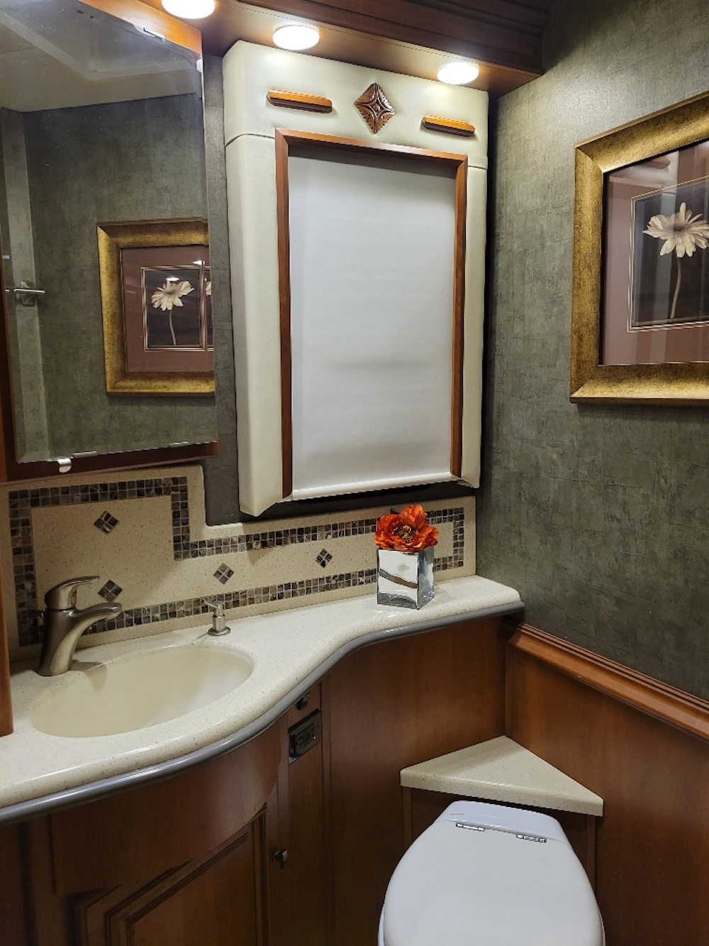 2013 Prevost Winnebago Tour For Sale
