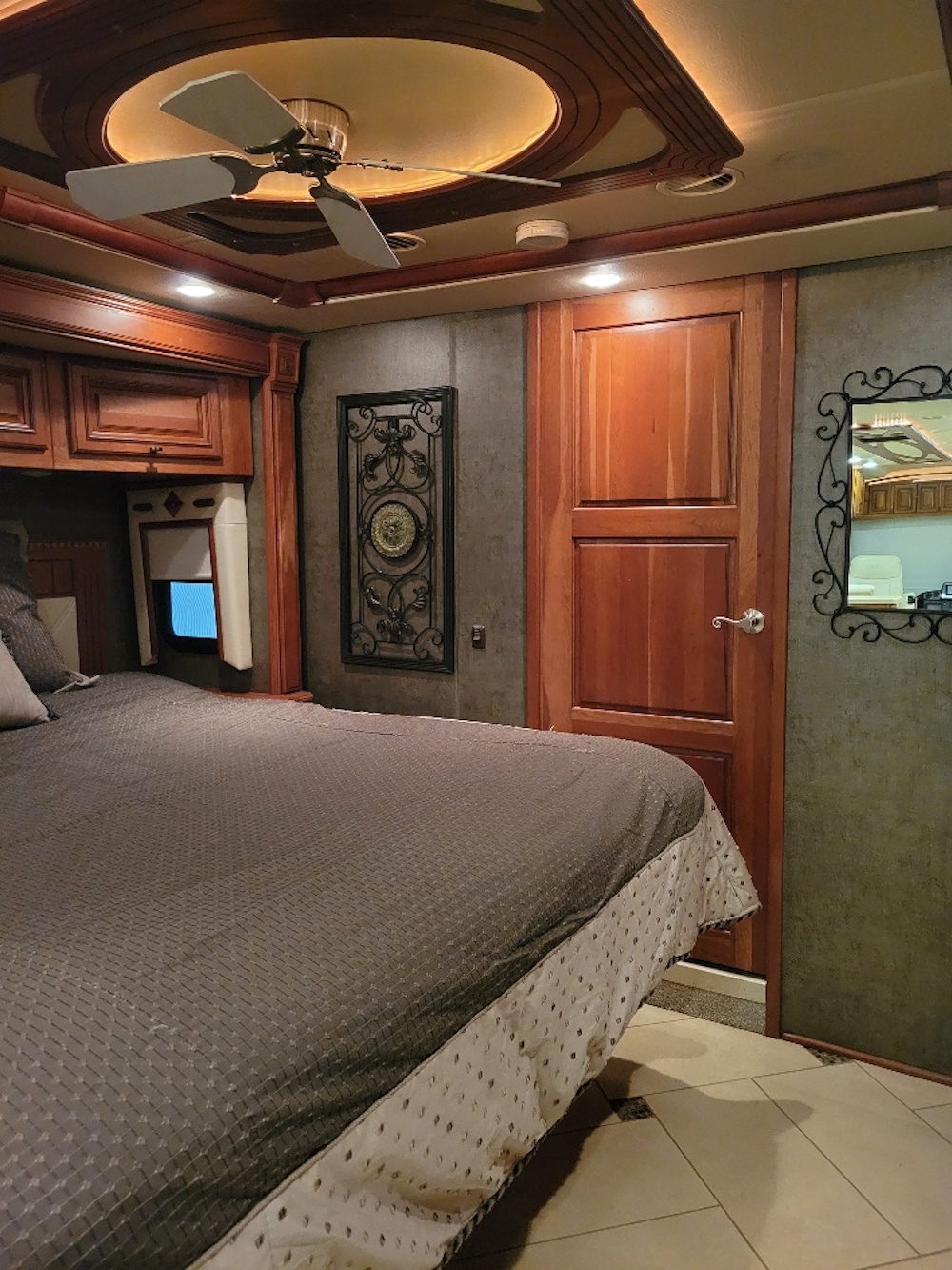 2013 Prevost Winnebago Tour For Sale