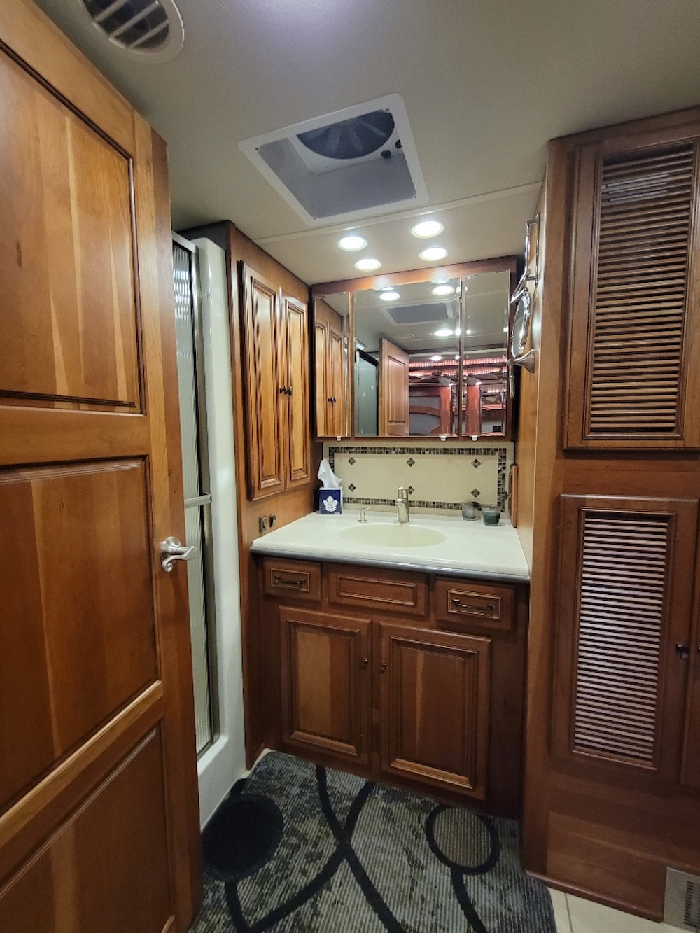 2013 Prevost Winnebago Tour For Sale