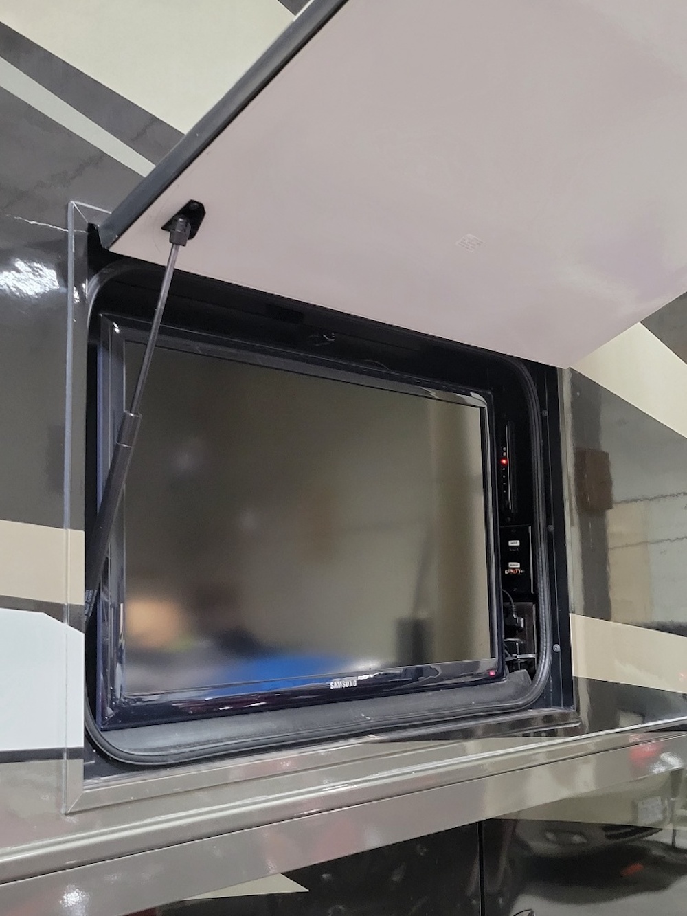 2013 Prevost Winnebago Tour For Sale