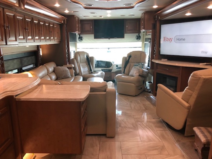 2018 Tiffin AllegroQuad Slide W/Matching Trailer