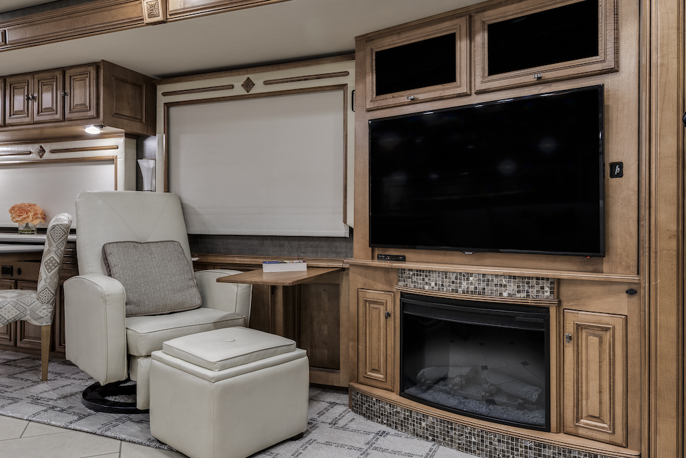 2014 Prevost Winnebago Tour For Sale