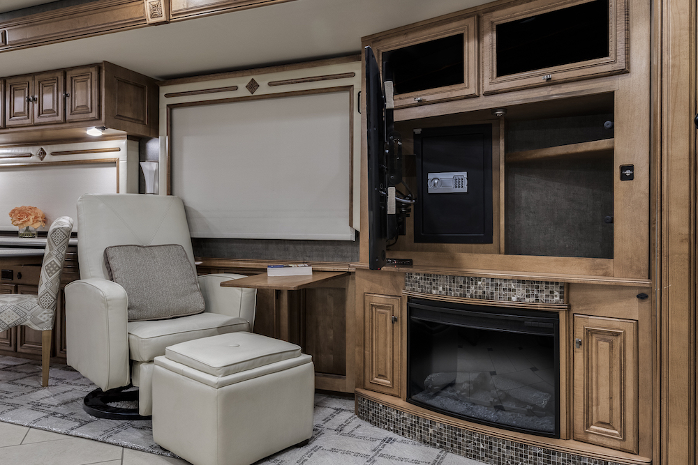 2014 Prevost Winnebago Tour For Sale