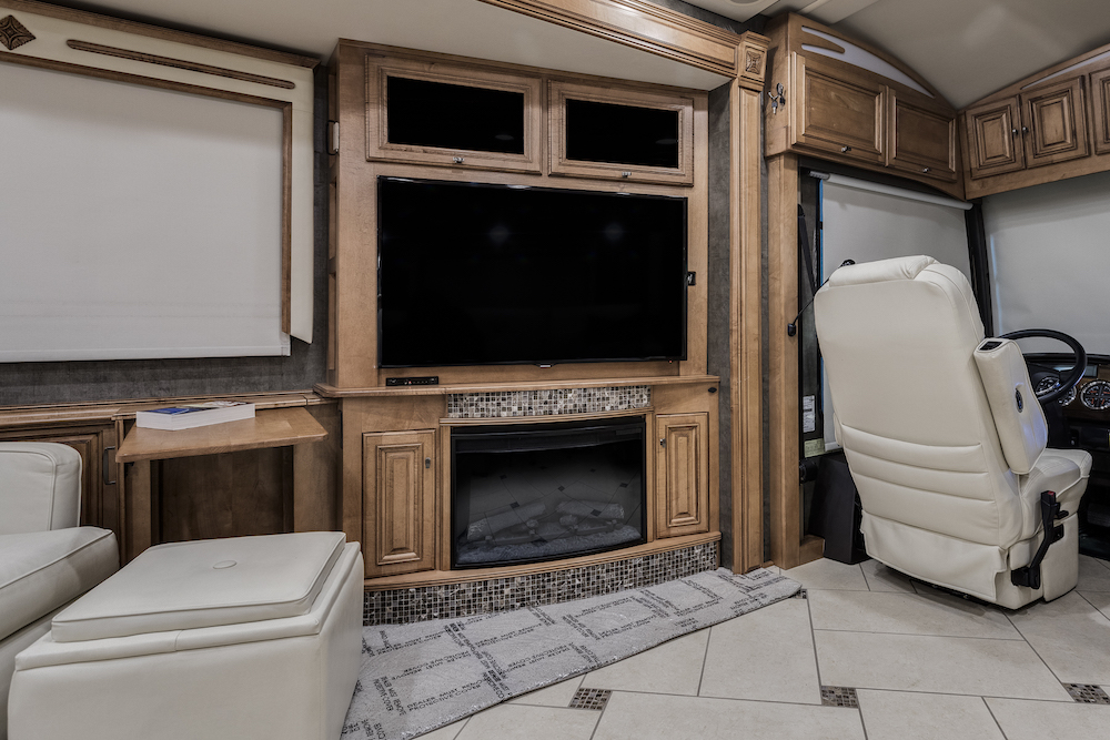 2014 Prevost Winnebago Tour For Sale