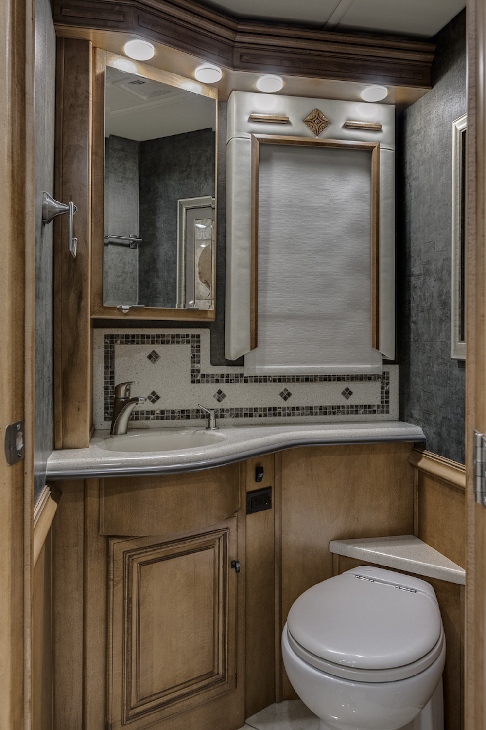 2014 Prevost Winnebago Tour For Sale